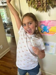 photo of little girl exicted after using Suthe Cinnamint CBD spray