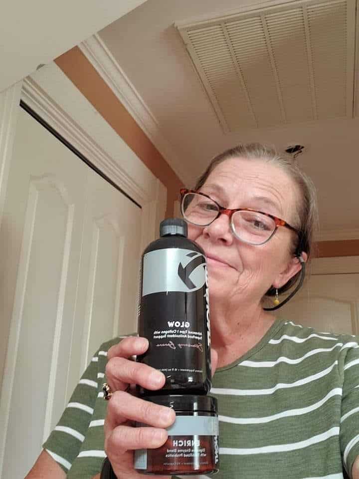 Lady holding her 2 favorite Tranont products. Glow liquid collagen & Enrich digestive enzymes